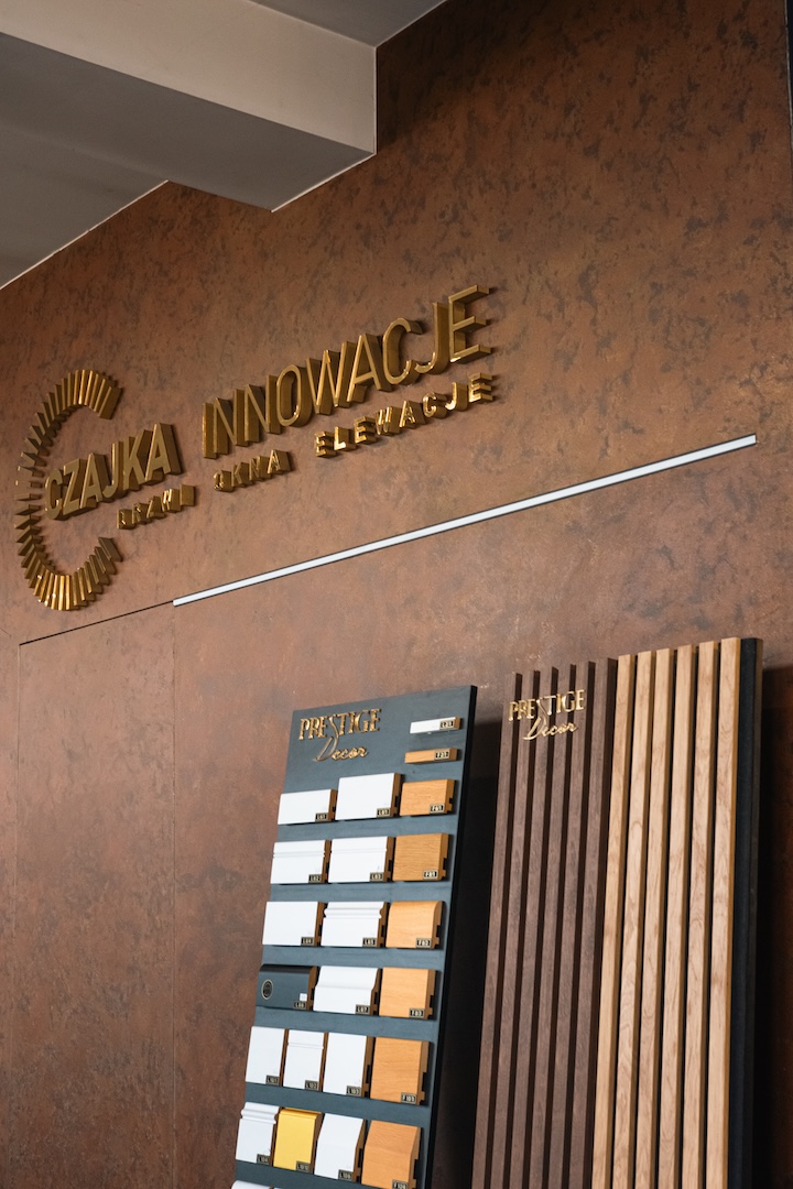 Ściana ekspozycyjna salonu Czajka Innowacje z logotypem i kolekcją listew Prestige